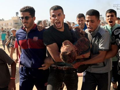 Un hombre herido es trasladado a una ambulancia tras un ataque israelí en Rafah, al sur de la Franja.