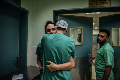 Una enfermera palestina, que trabaja en el hospital Nasser, llora después de recibir la noticia que su hermano había fallecido por un ataque israelí en Jan Yunis.