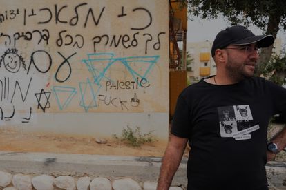 Pintadas contra Palestina en un barrio de Ofakim, donde murieron 53 vecinos en el ataque de Hamás. 