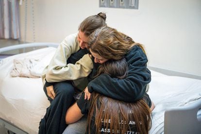 Raz Ben Ami, de 57 años, se reúne con sus hijas este jueves tras de ser liberada ayer por Hamás, en un hospital de Tel Aviv, en una imagen distribuida por la oficina del primer ministro de Israel.