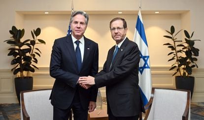 El presidente israelí, Isaac Herzog, recibe al secretario de Estado de EE UU, Antony Blinkene, este jueves en Tel Aviv (Israel). 
