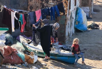 Una mujer palestina tiende su ropa en la playa de Deir el Balah, en el centro de Gaza, este jueves.