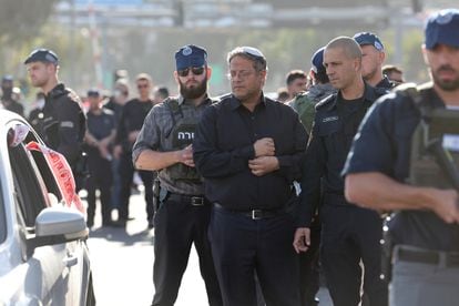 Itamar Ben Gvir, en el centro, visitaba el lugar del atentado de este jueves, en Jerusalén.  