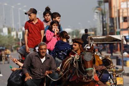 Palestinos abandonan el norte de Gaza para dirigirse a las zonas del sur de la Franja, este jueves. 