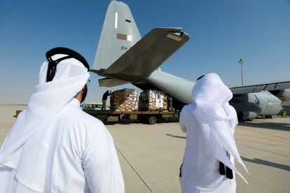 Ayuda humanitaria para Gaza se introduce en un avión militar en la base Al Udeid, este jueves en Qatar.