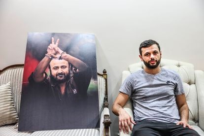 Aarab Barguti, hijo del preso político palestino Marwan Barguti (en la fotografía), en su casa en Ramala el 31 de octubre.